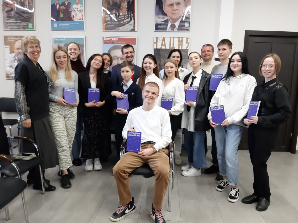 Оксана Аксенова — журналист с многолетним стажем, в ее портфолио — тысячи материалов и часов, отданных любимому делу. 
