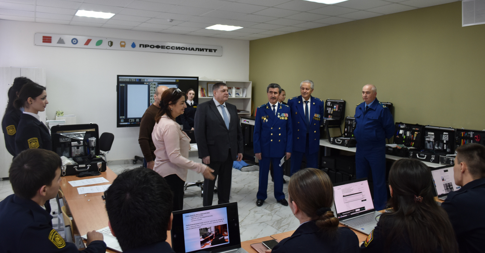 25 сентября на площадке федерального журнала «Российское образование» состоялась онлайн-конференция на тему «Система СПО: новые рекорды, новые вызовы, новая ответственность», ее информационным партнером выступил Кабардино-Балкарский гуманитарно-технический колледж под руководством директора Барасби Заудиновича Абазова. 
