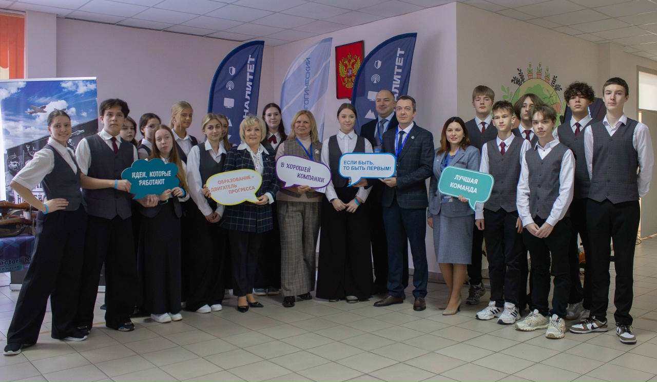 В 2024 году по инициативе Правительства Пензенской области был создан кластер «Педагогические кадры для
устойчивого развития Пензенской области», провозгласивший амбициозную миссию: превратить регион в отраслевой
полигон для апробации новейших технологий и техник продюсирования карьерно-профессионального выбора молодежи. 