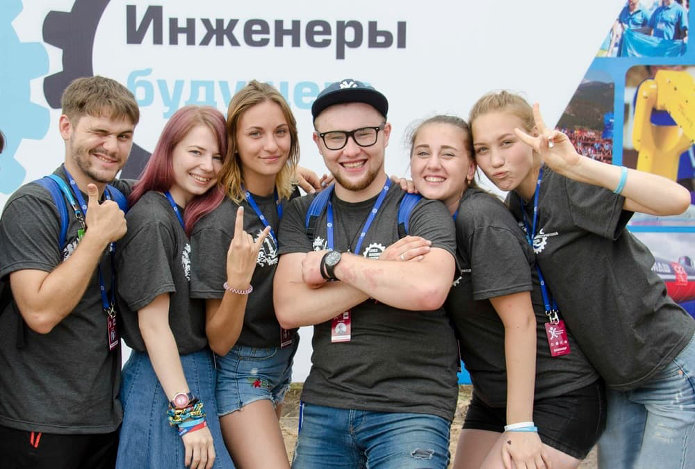 Вице-премьер Дмитрий Чернышенко прокомментировал итоги стратегической сессии, которая прошла 12 мая в Координационном центре Правительства России под руководством премьер-министра Михаила Мишустина и была посвящена развитию инженерного и технического образования. 