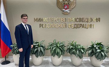 О том, как конкурсное движение меняет педагогов и помогает им развиваться, рассказал Алексей Чибитько — призер всероссийских конкурсов «Первый учитель» и «Педагогический дебют», заместитель директора школы № 93 Пушкинского района г. Санкт-Петербурга. 